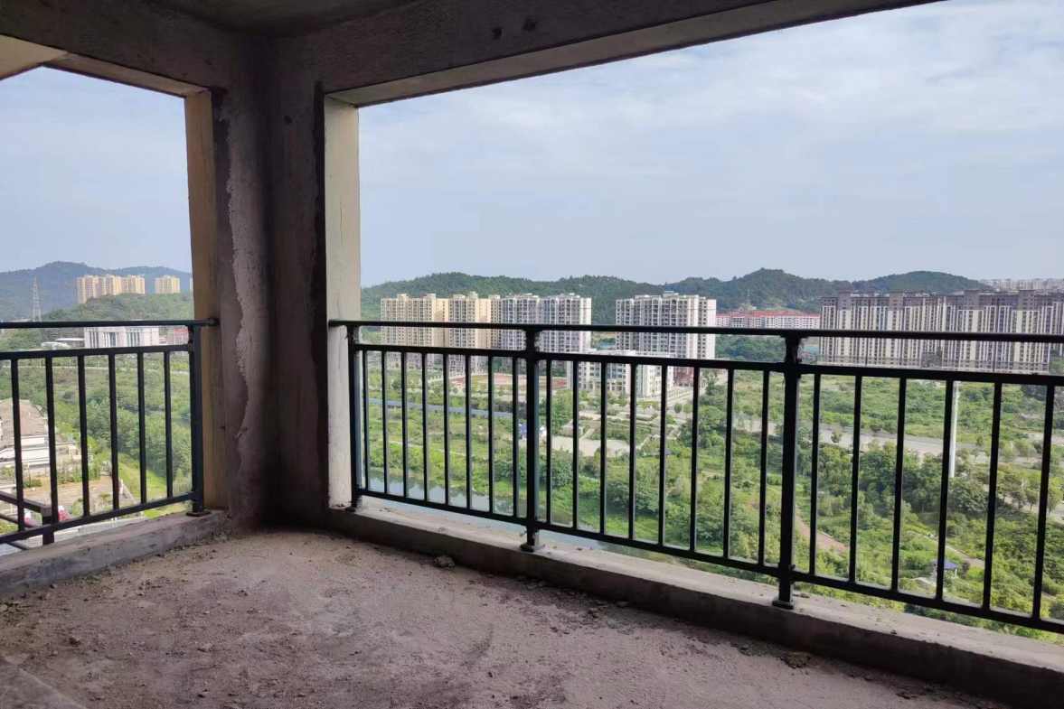 壹号公馆  3室2厅2卫    67.8万客厅