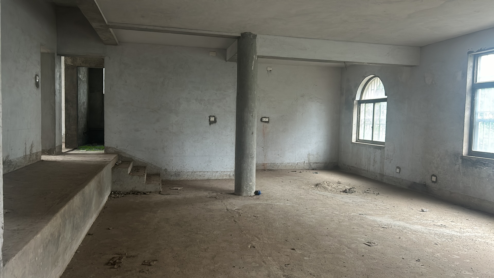 广电中心家属楼  4室2厅2卫    57.8万