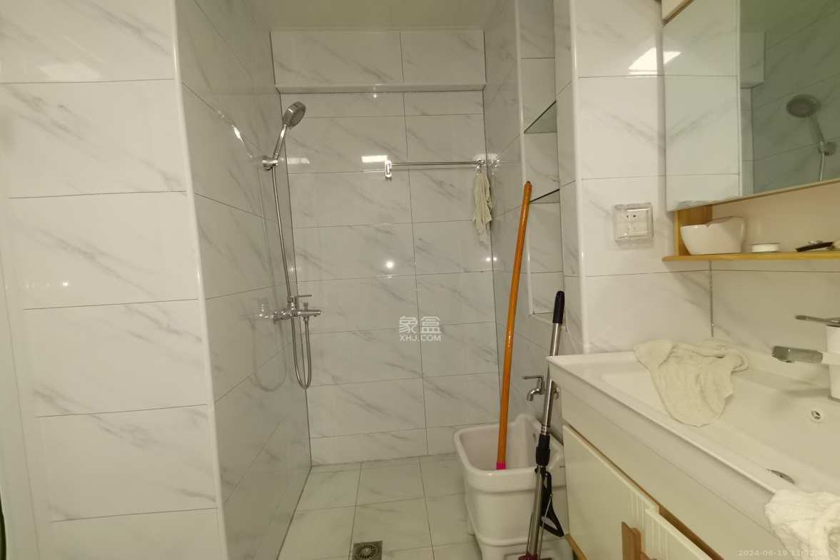 旭辉国际广场(永升商业广场)  1室1厅1卫    1800.0元/月 旭辉国际广场(永升商业广场)  1室1厅1卫    1800.0元/月室内图1