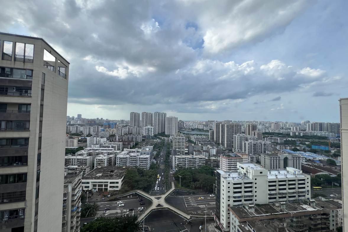 绿地海德公馆  3室2厅1卫    172.0万客厅