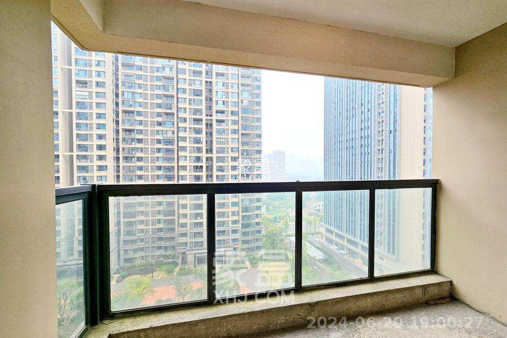 长房东旭国际  5室2厅2卫    2700.0元/月室内图