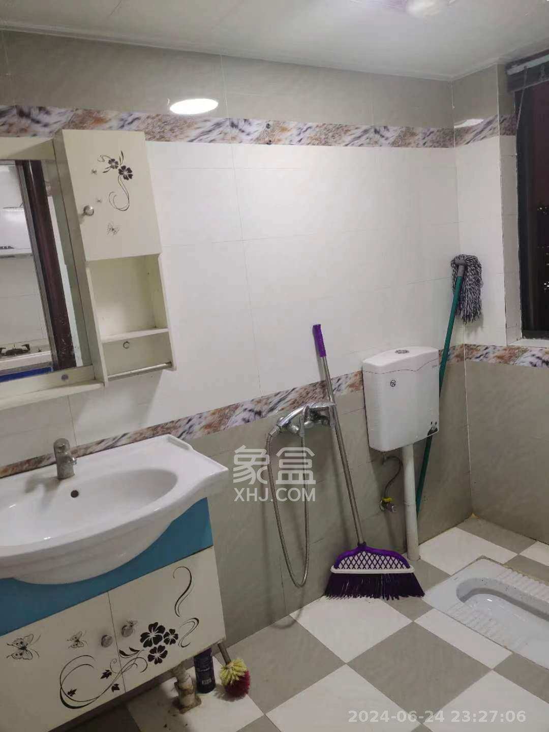翡翠云天  3室2厅2卫   1900.00元/月室内图