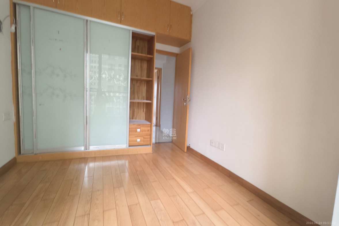 长盛岚庭  1室2厅1卫    2300.0元/月 长盛岚庭  1室2厅1卫    2300.0元/月室内图