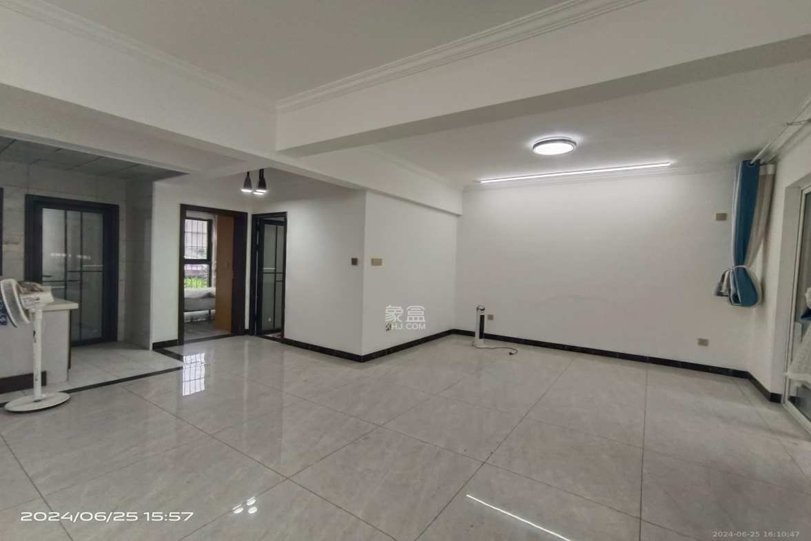 鑫天格林香山  4室2厅2卫    2500.0元/月室内图