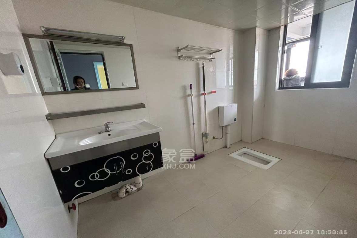 东融大厦  3室2厅2卫    1400.0元/月室内图