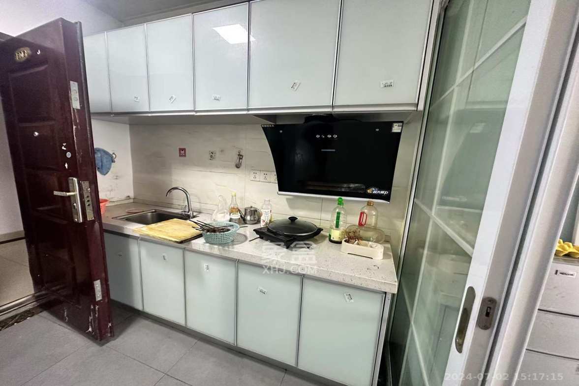 黄金一区 1室1厅1卫 1100.0元/月 黄金一区 1室1厅1卫 1100.0元/月室内图