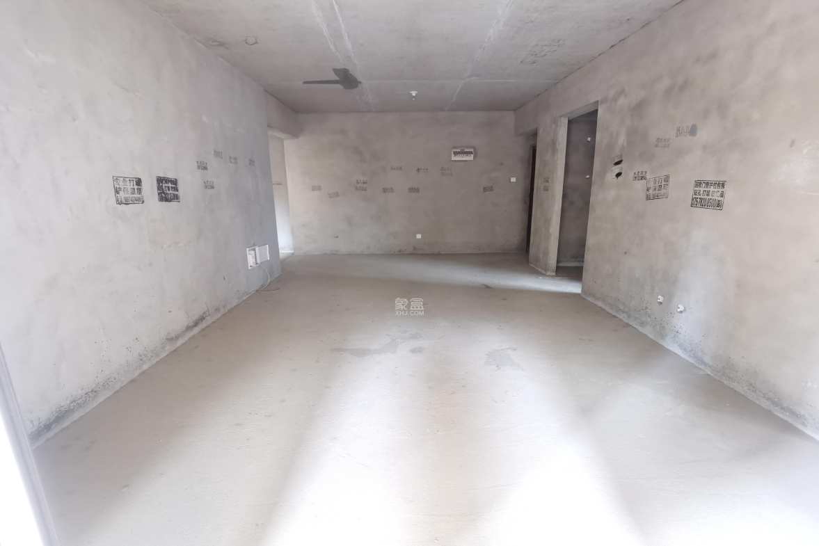 板塘东方明珠  3室2厅1卫   36.80万客厅