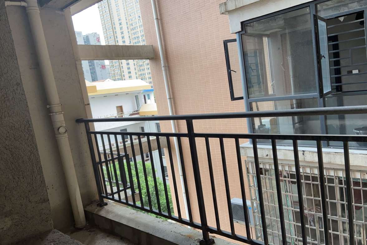 广源壹号  3室2厅2卫    75.0万客厅