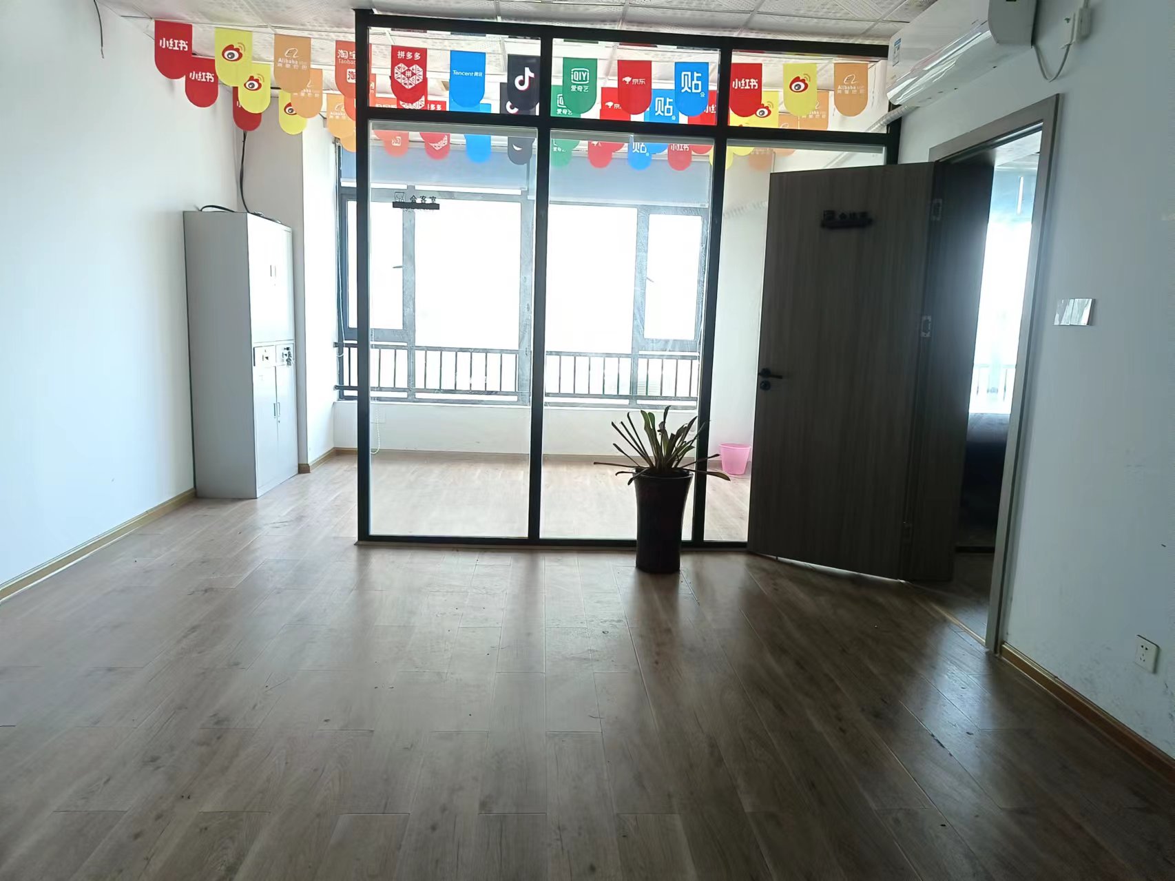 中建国际大厦   110.0㎡     3200.00元/月室内图