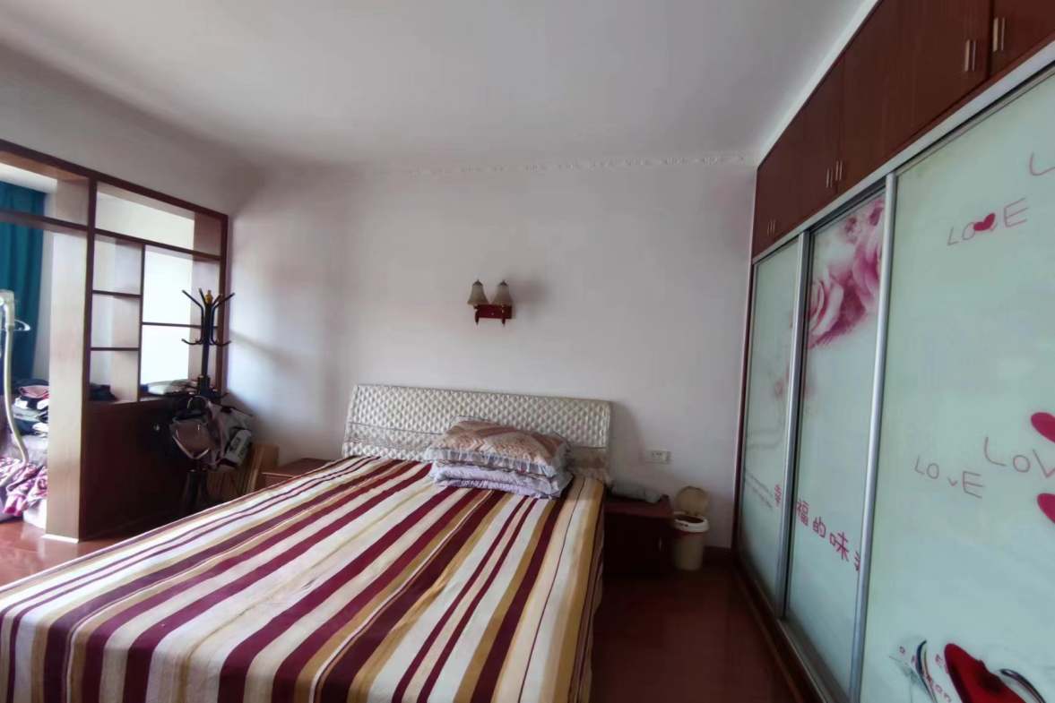 锦绣华庭 3室2厅2卫 69.0万 锦绣华庭 3室2厅2卫 69.0万客厅