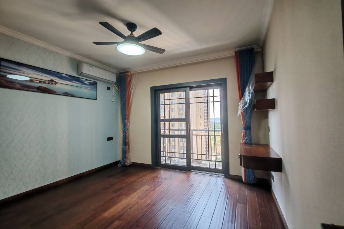 阳光时代  4室2厅2卫    158.8万客厅