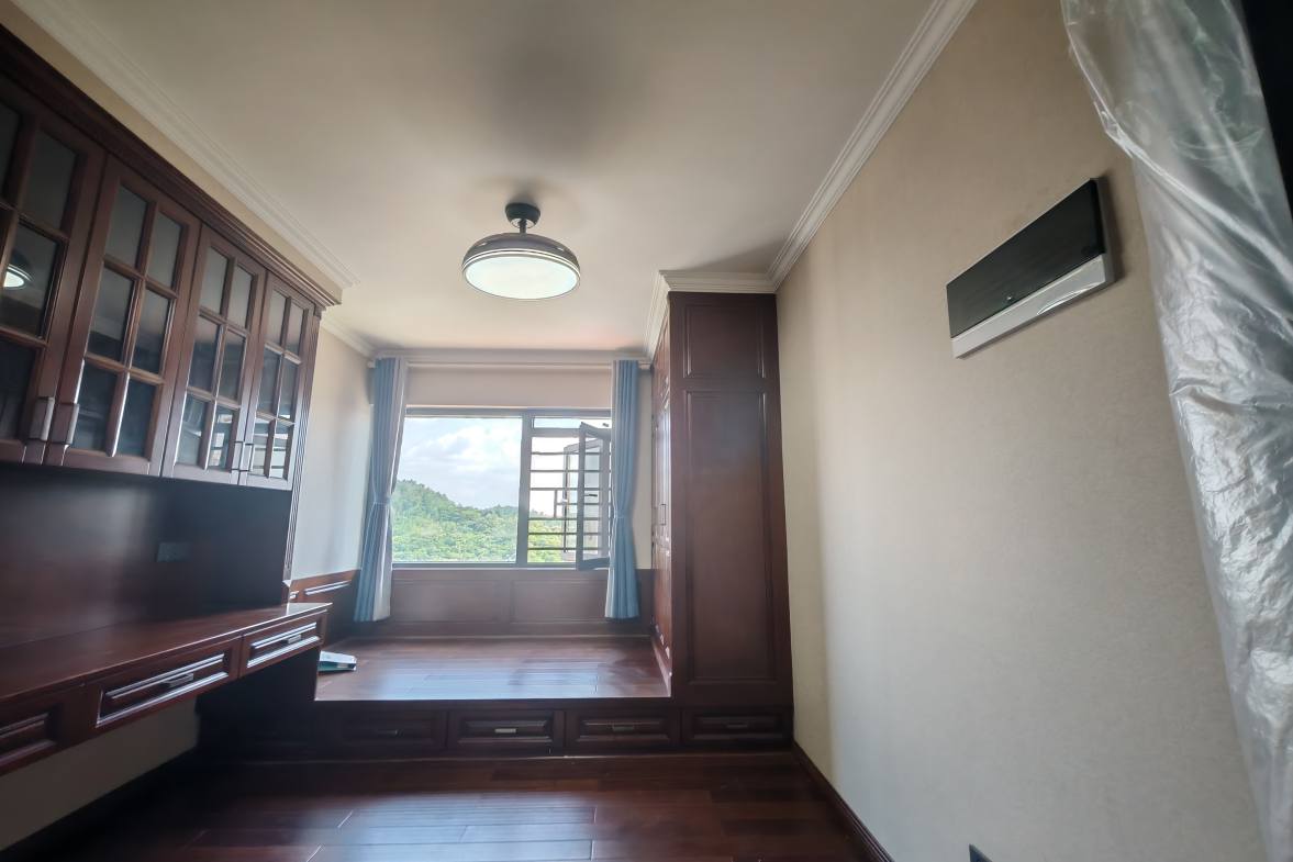 阳光时代  4室2厅2卫    158.8万客厅