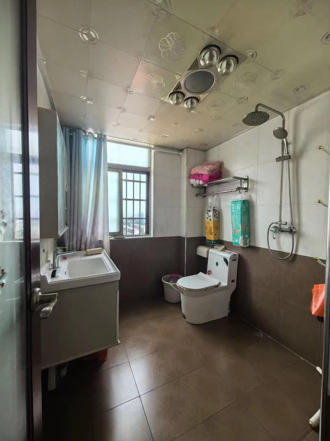 锦绣华庭 3室2厅2卫 69.0万 锦绣华庭 3室2厅2卫 69.0万客厅