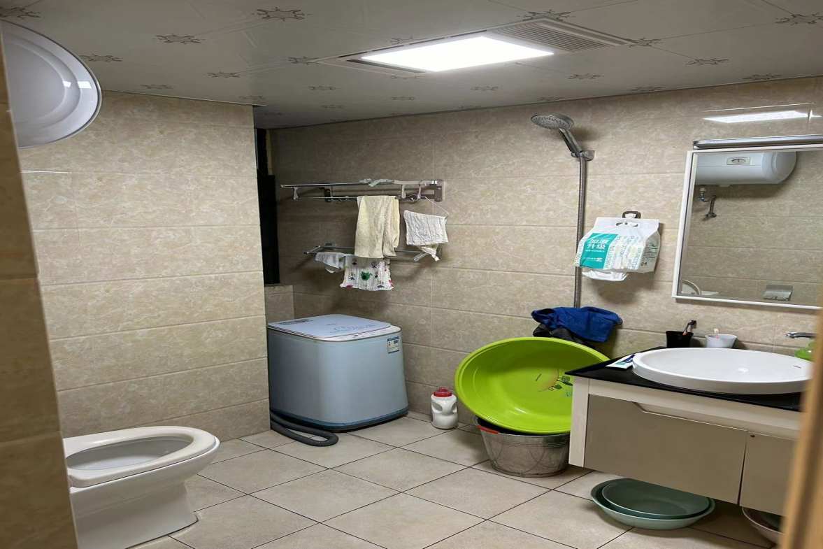 沐林美郡  4室2厅2卫   65.00万客厅