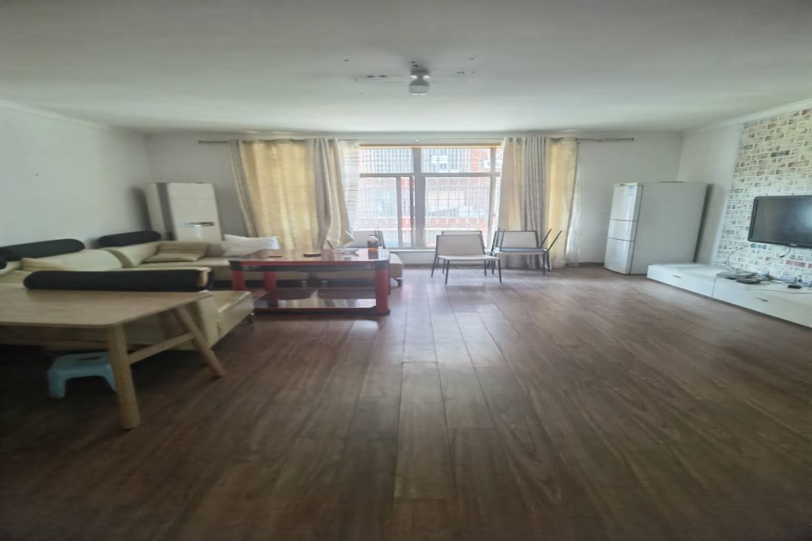 御园小区  4室2厅2卫    1400.0元/月室内图1