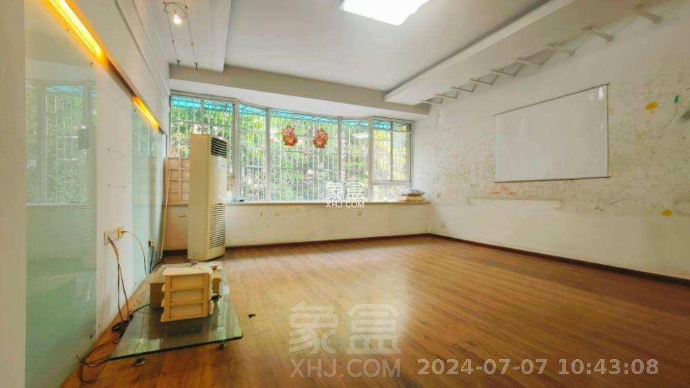 白鹤园  4室2厅2卫   2500.00元/月室内图
