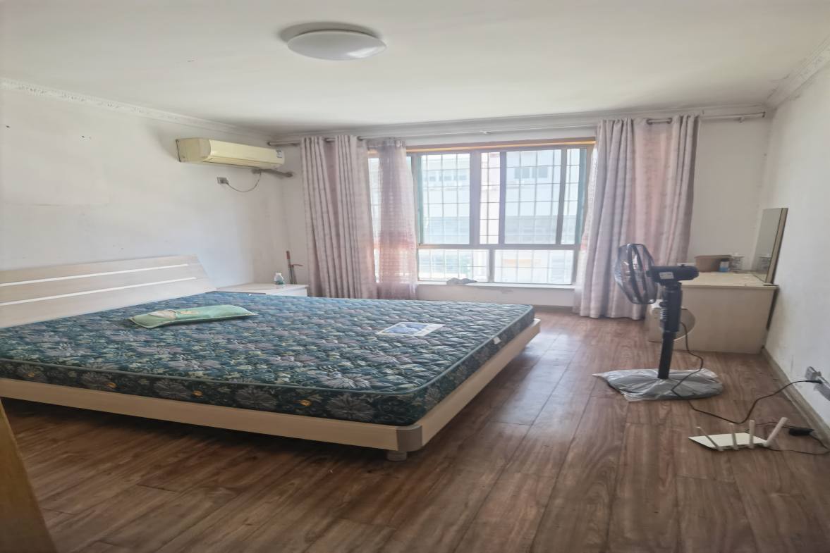 御园小区  4室2厅2卫    1400.0元/月室内图