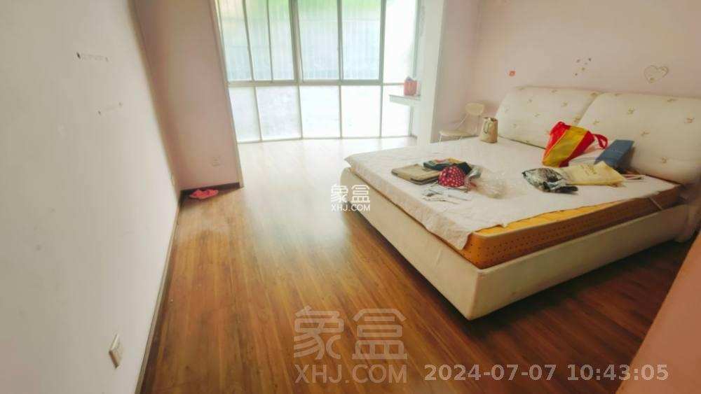白鹤园  4室2厅2卫   2500.00元/月室内图1