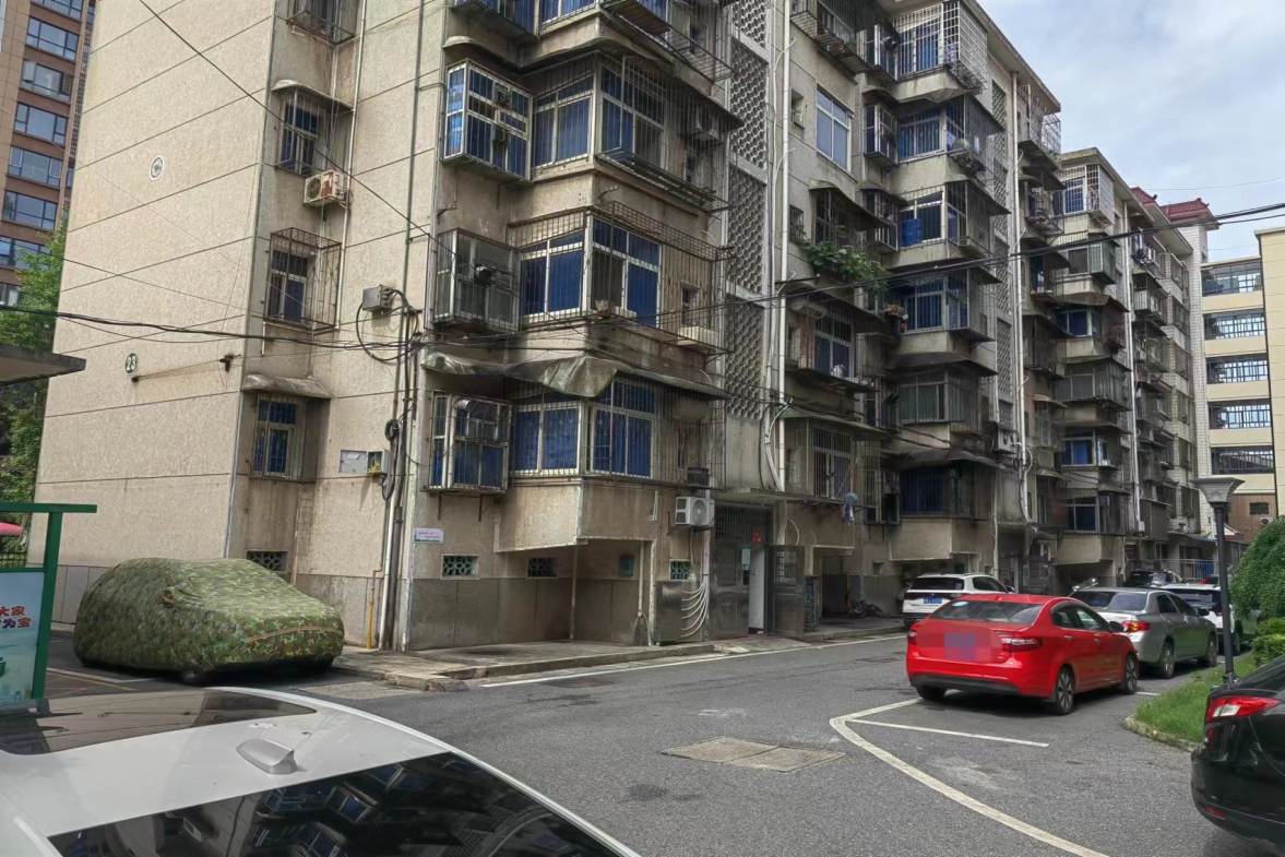 电力局家属楼  3室2厅1卫    38.0万客厅
