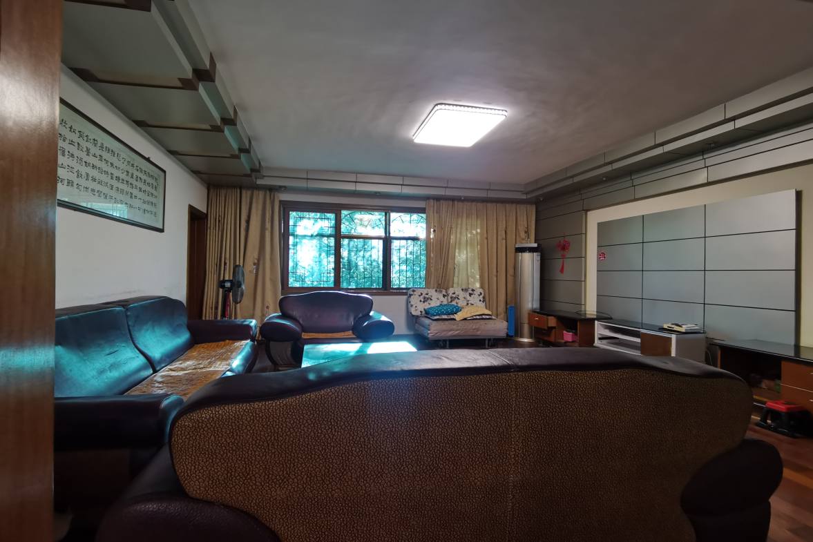 娄星区散盘 4室2厅2卫 85.0万 娄星区散盘 4室2厅2卫 85.0万客厅