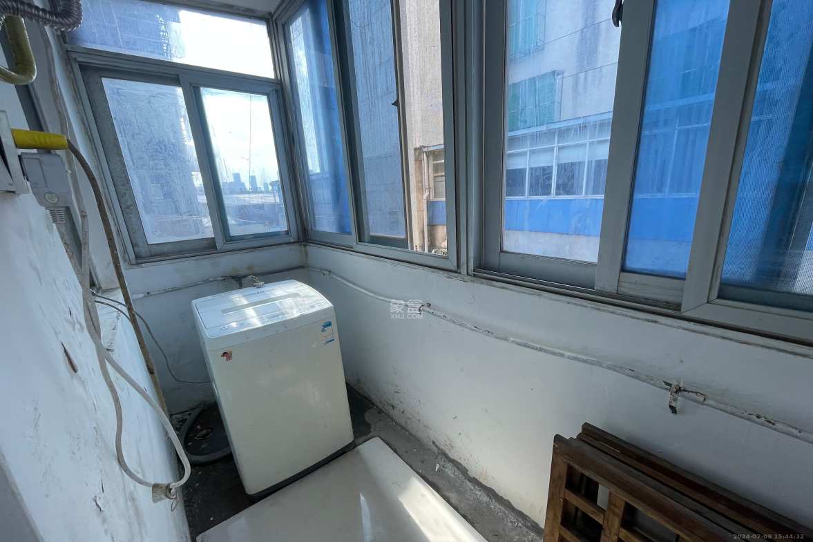 芙蓉电器城  3室2厅2卫   2000.00元/月室内图