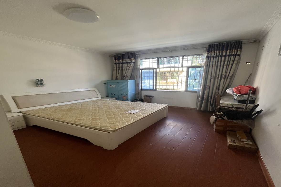 清潭.红旗小区  1室0厅0卫    26.8万客厅