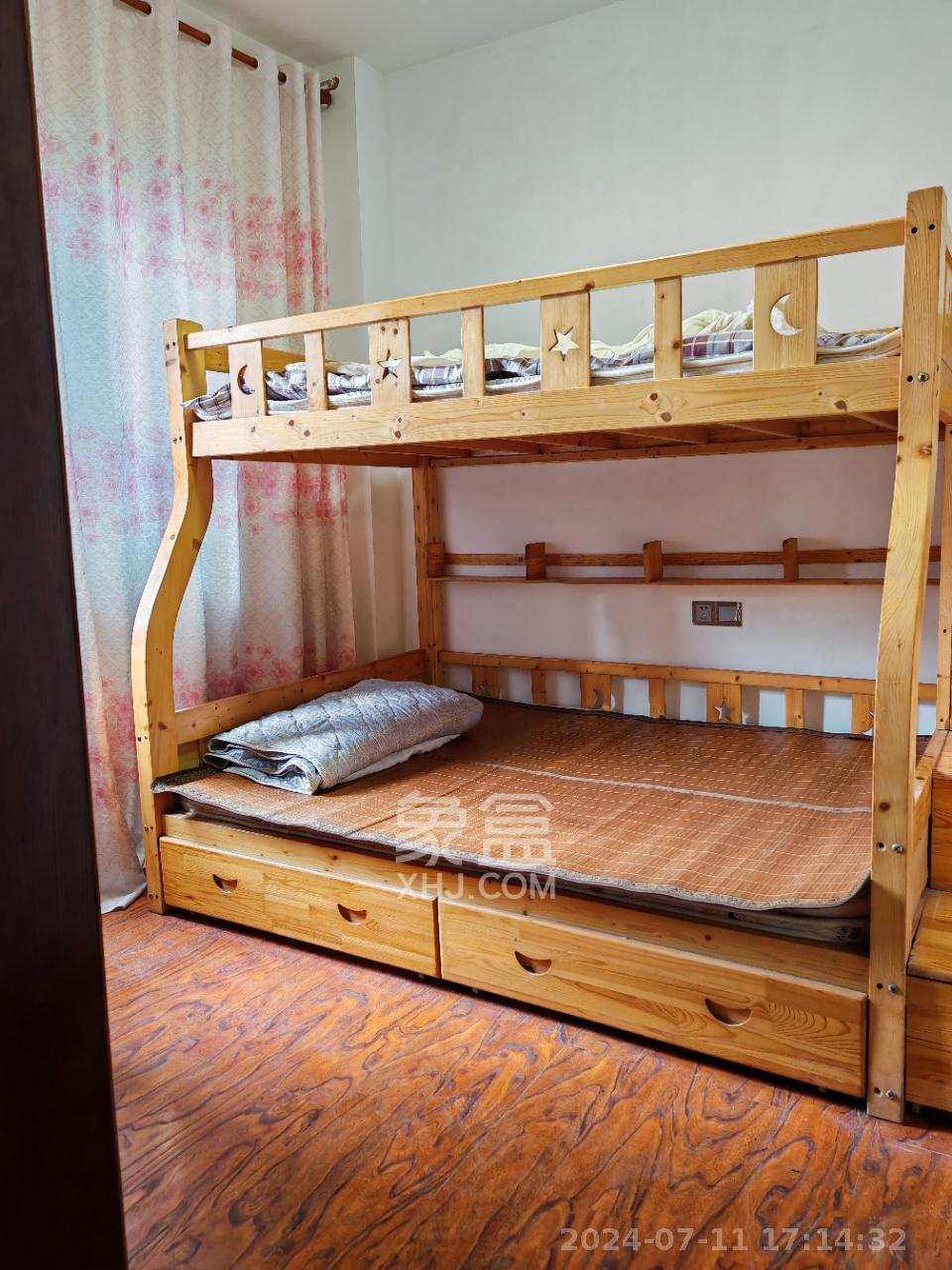建鑫二期  5室2厅3卫   70.00万客厅
