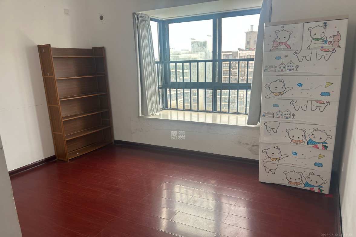 钱隆学府一、二期  4室2厅2卫   2800.00元/月室内图