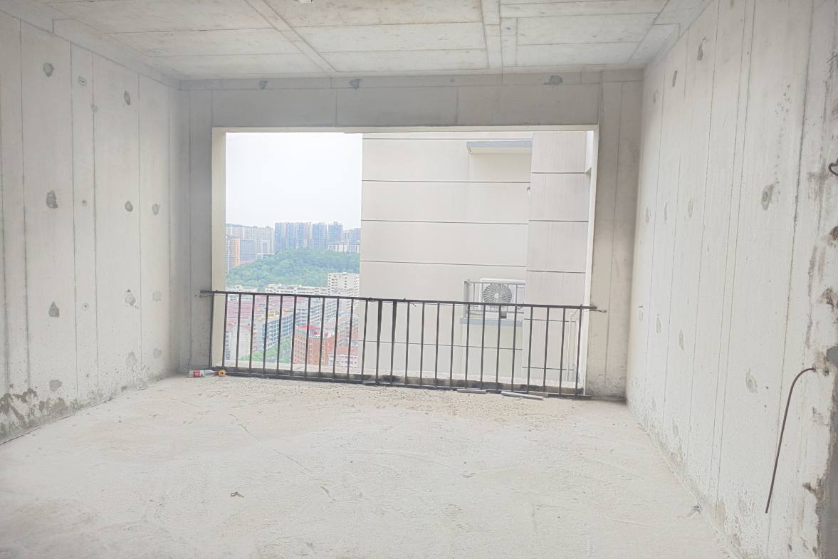 青春里  4室2厅2卫   115.00万客厅