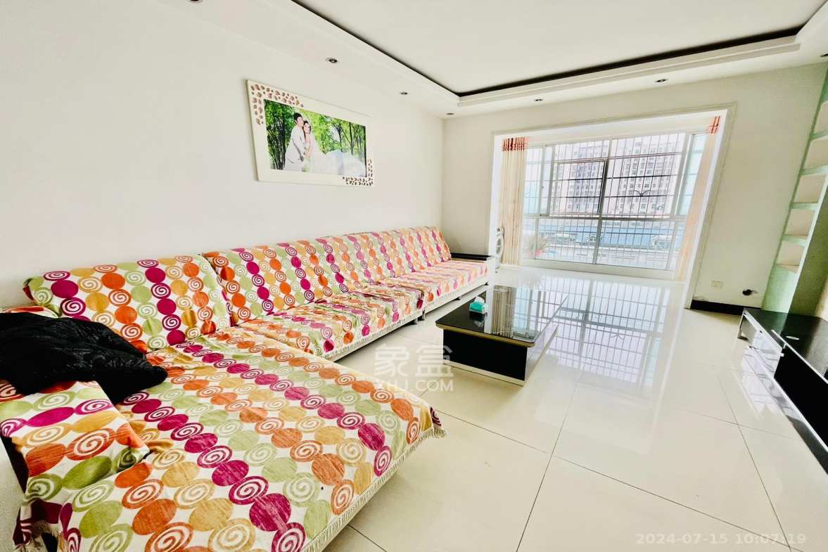 湘绣城  3室2厅2卫    1500.0元/月室内图1