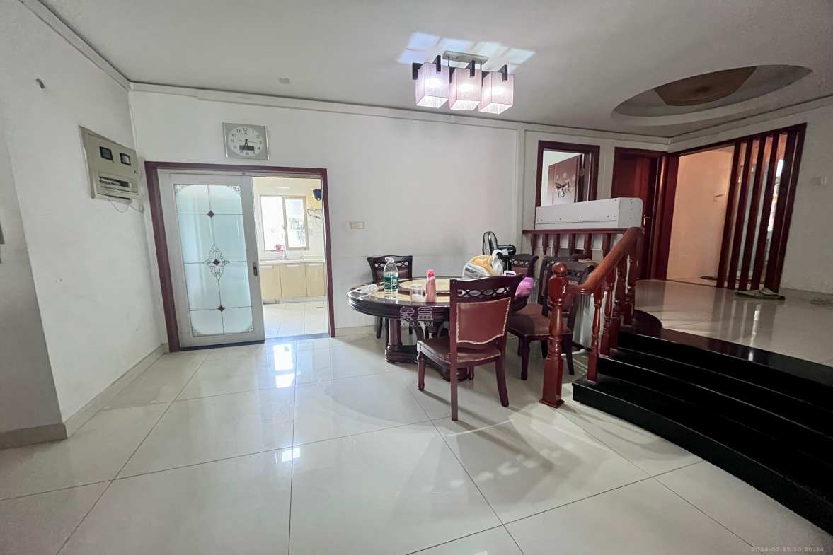 左岸春天  4室2厅2卫    3800.0元/月室内图