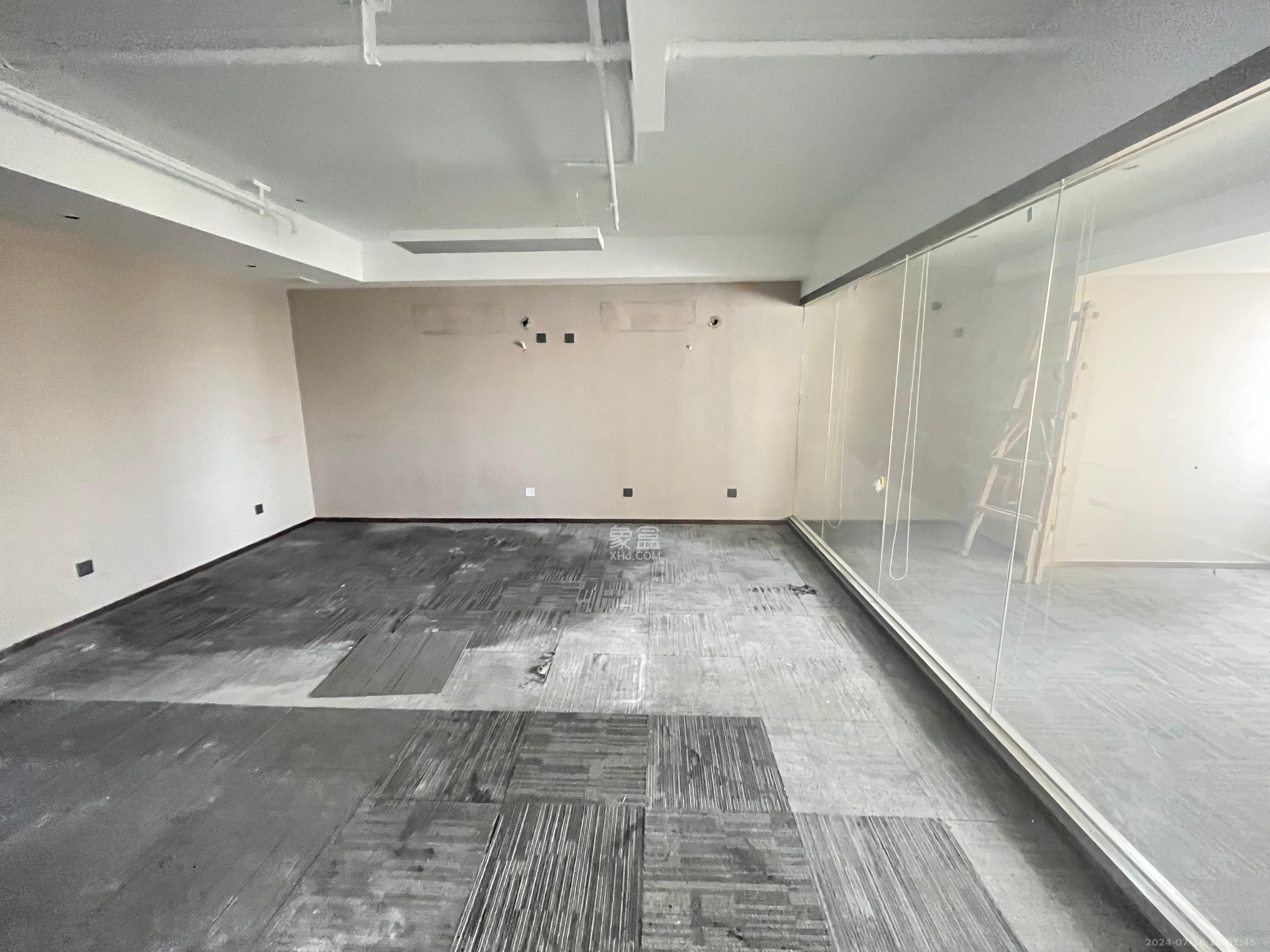 东方芙蓉  1室1厅1卫    2500.0元/月