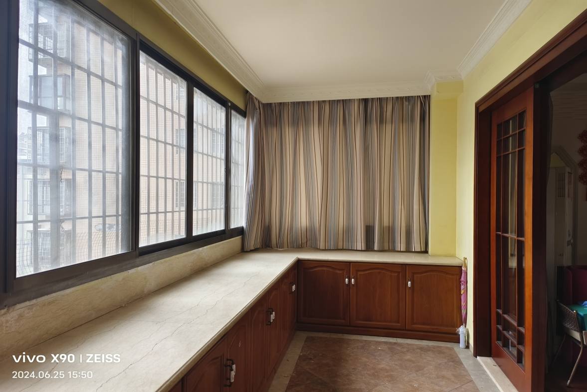 鑫都苑  4室2厅2卫    2000.0元/月室内图