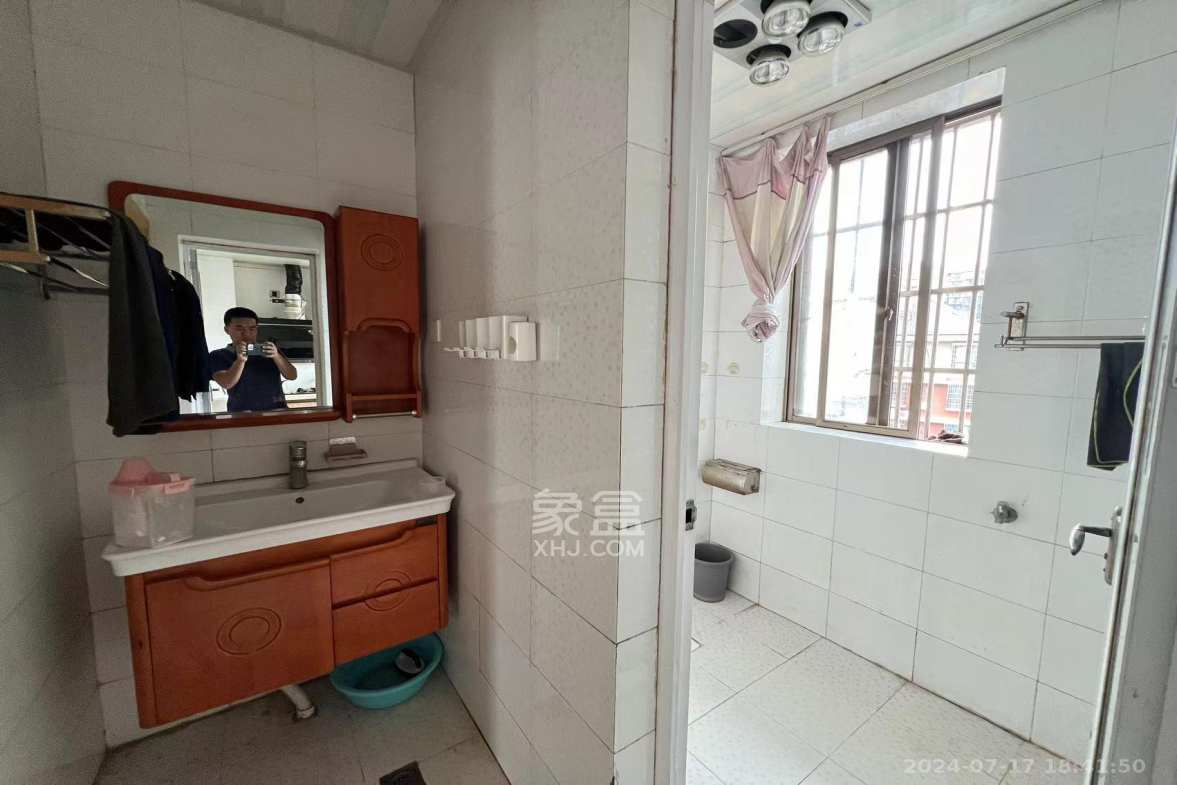 莲湖汽配城  1室2厅1卫   2000.00元/月室内图