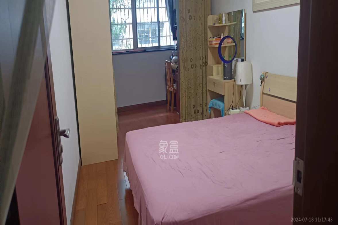 军分区东方明珠  3室2厅2卫   47.80万客厅