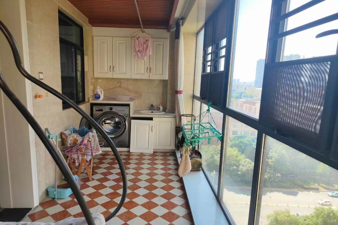 檀香山 4室2厅2卫 1800.0元/月 檀香山 4室2厅2卫 1800.0元/月室内图