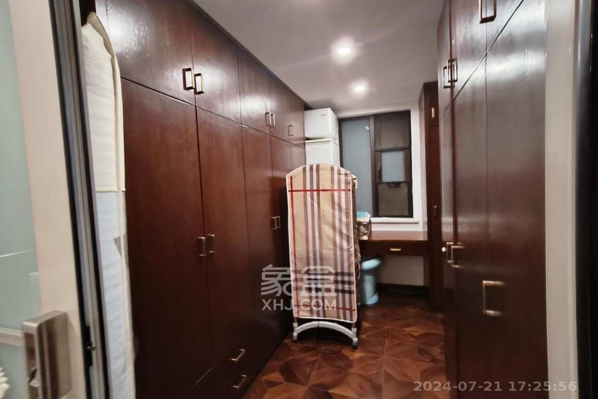 宝安江南城  3室2厅2卫   68.00万客厅