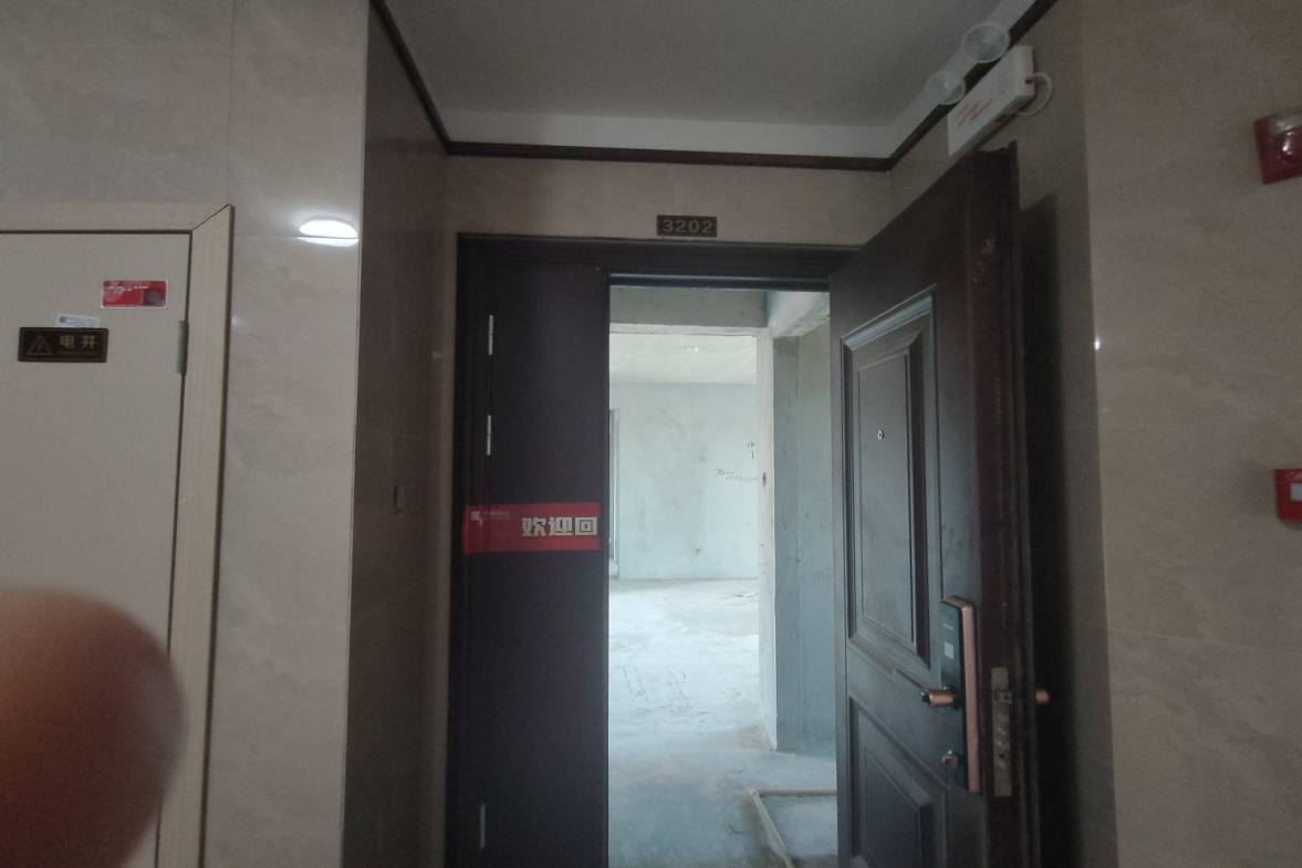 宁邦中心(二期公园里) 4室2厅2卫 65.00万 宁邦中心(二期公园里) 4室2厅2卫 65.00万客厅