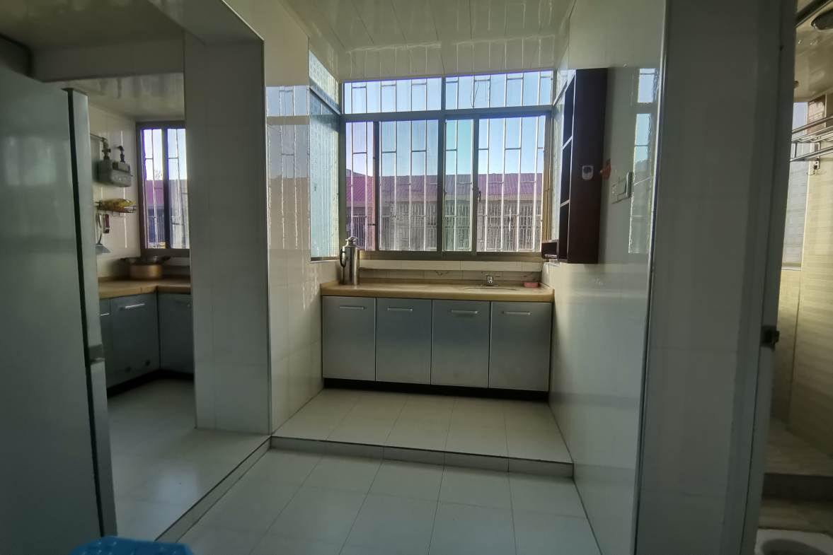 石马路医药公司家属楼  3室1厅1卫    39.8万客厅