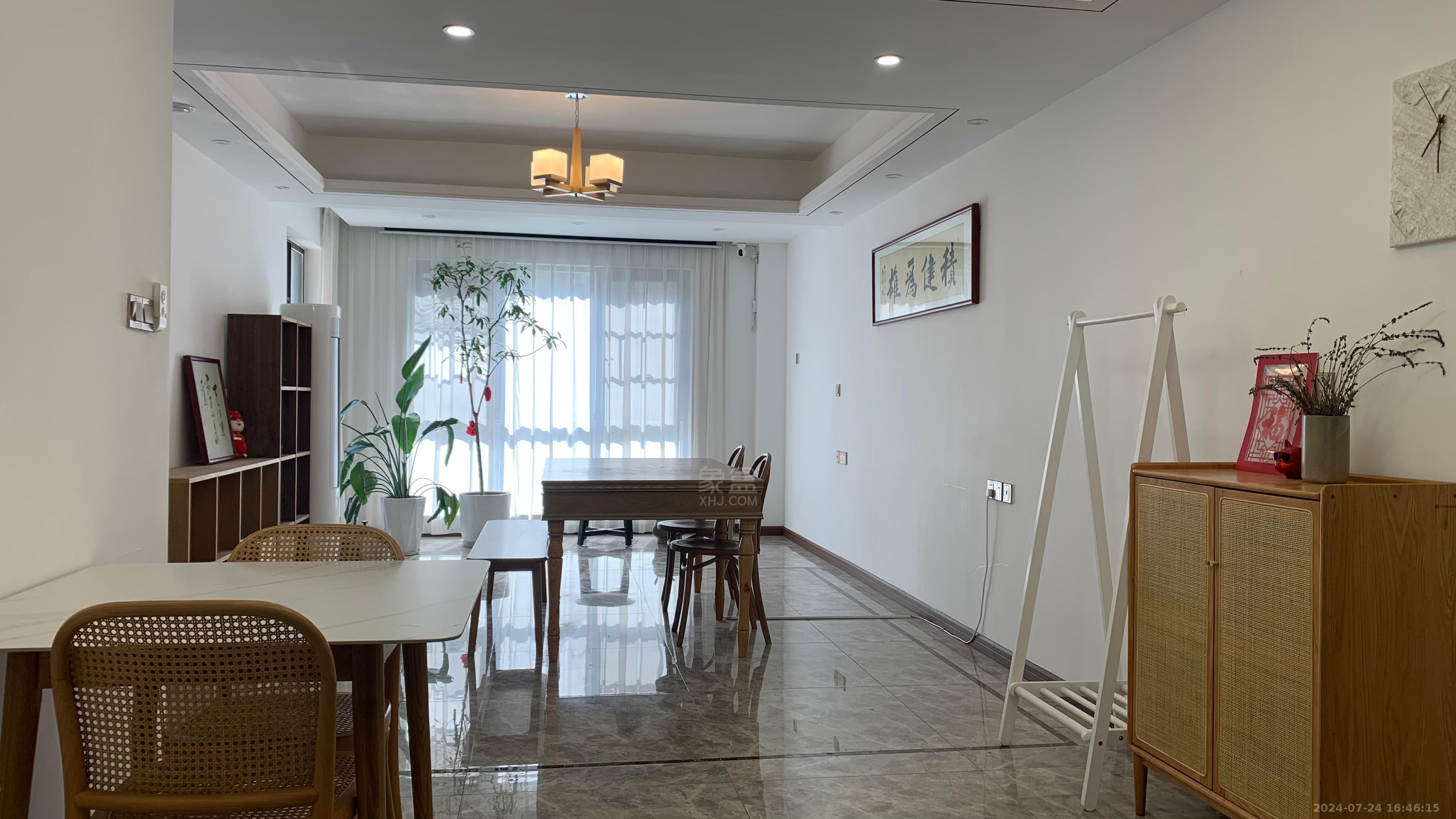 城际空间站  3室2厅2卫    2200.0元/月