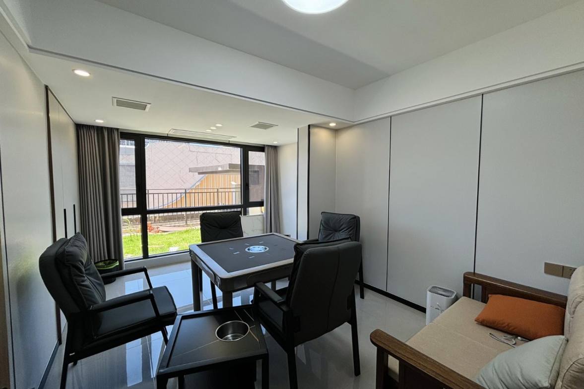 建发央著（悦发央著）  4室2厅1卫   160.00万客厅