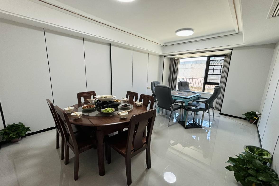 建发央著（悦发央著）  4室2厅1卫   160.00万客厅