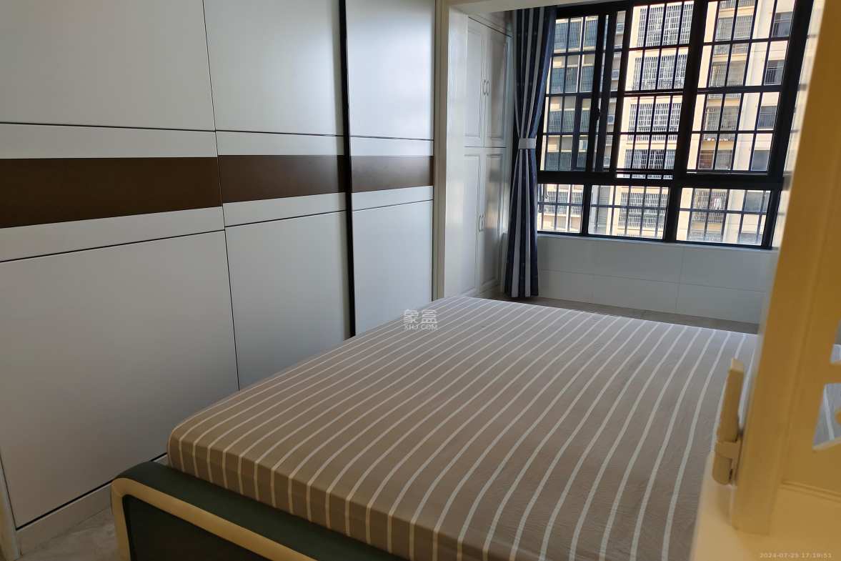 湘江学府  1室1厅1卫   24.00万客厅