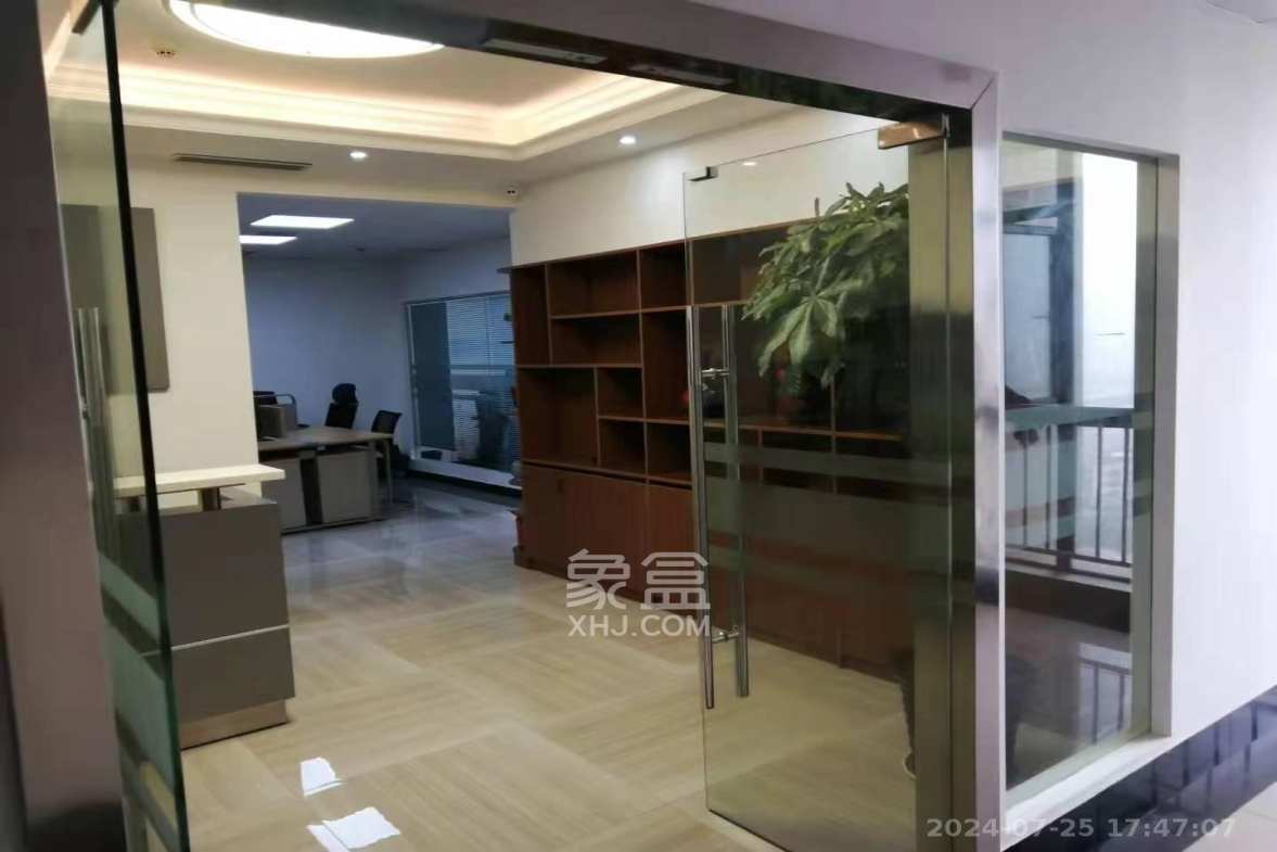 恒泰广场  4室2厅1卫   5800.00元/月室内图