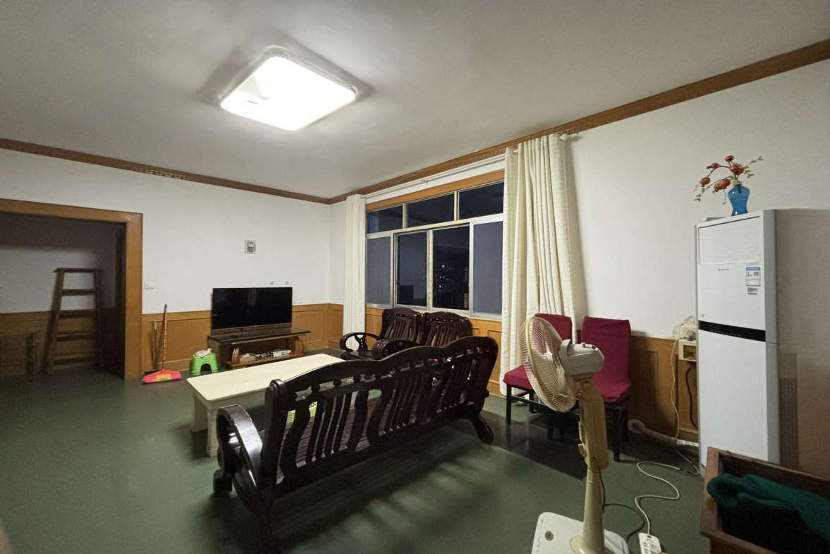 梓园社区(麻纺厂宿舍)  3室2厅2卫   900.00元/月室内图