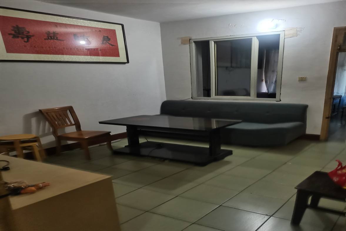 超硬材料厂(单位房) 4室2厅2卫 39.0万 超硬材料厂(单位房) 4室2厅2卫 39.0万客厅