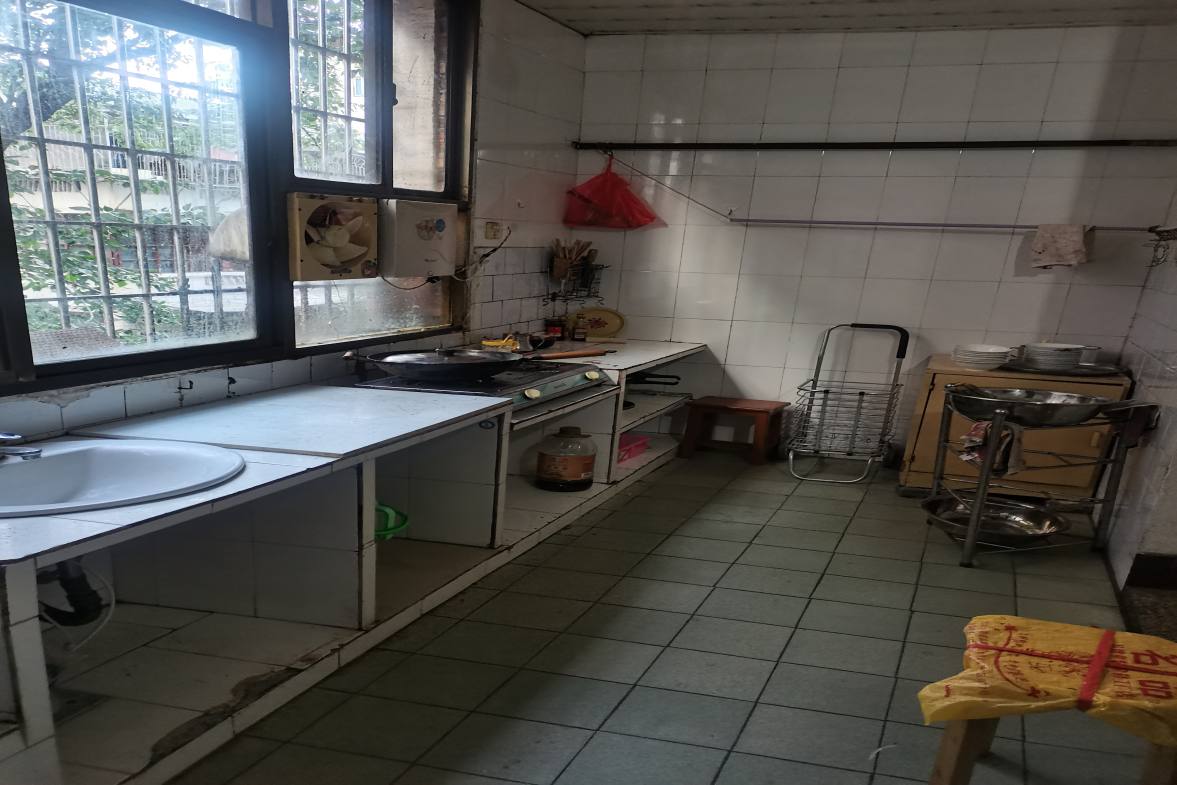 超硬材料厂(单位房) 4室2厅2卫 39.0万 超硬材料厂(单位房) 4室2厅2卫 39.0万客厅