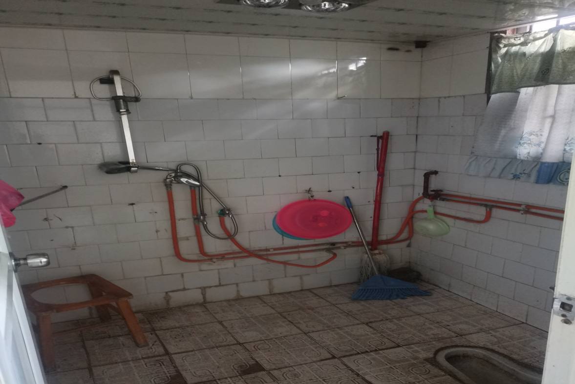 超硬材料厂(单位房) 4室2厅2卫 39.0万 超硬材料厂(单位房) 4室2厅2卫 39.0万客厅