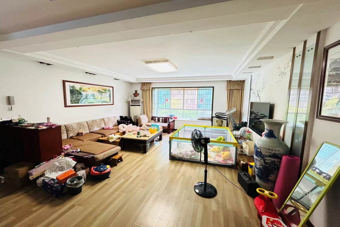 华联小区  4室2厅2卫   58.80万客厅