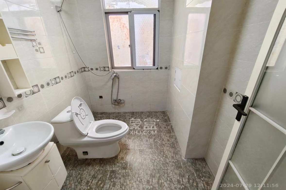 农广校单位宿舍  4室2厅2卫    3500.0元/月室内图